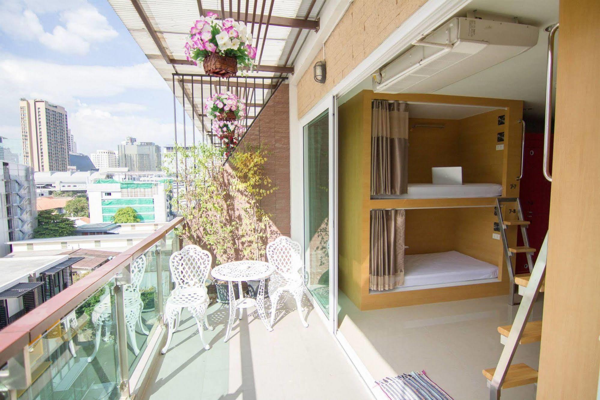 D-Box Hostel Bangkok Exterior photo