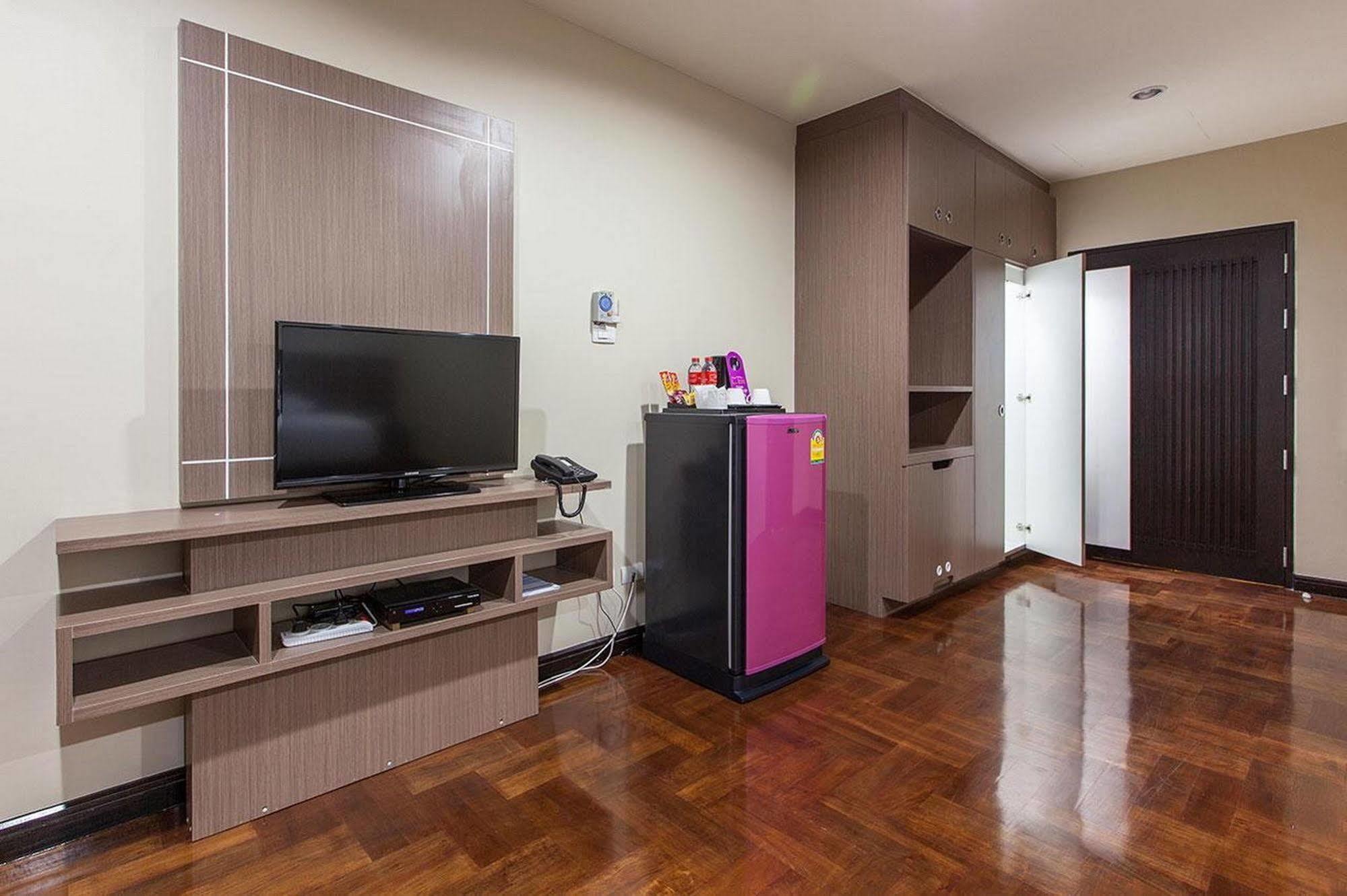 D-Box Hostel Bangkok Exterior photo