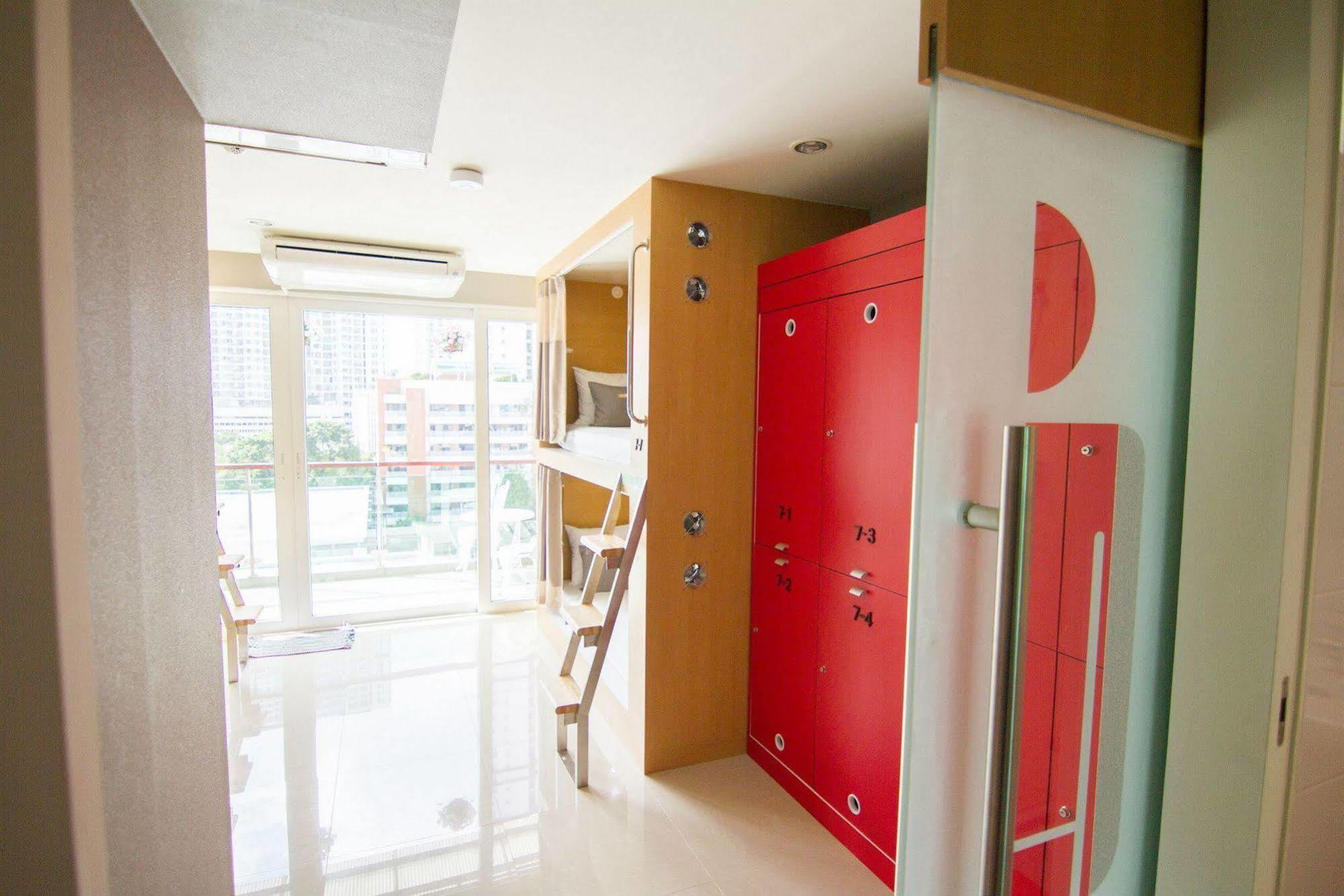 D-Box Hostel Bangkok Exterior photo