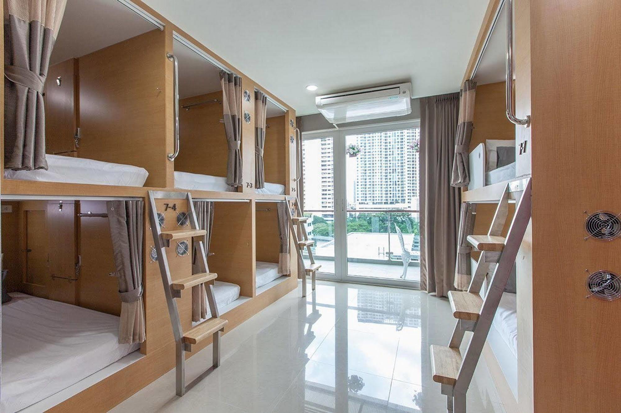 D-Box Hostel Bangkok Exterior photo