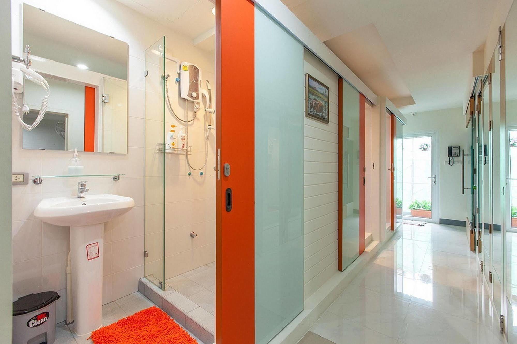 D-Box Hostel Bangkok Exterior photo