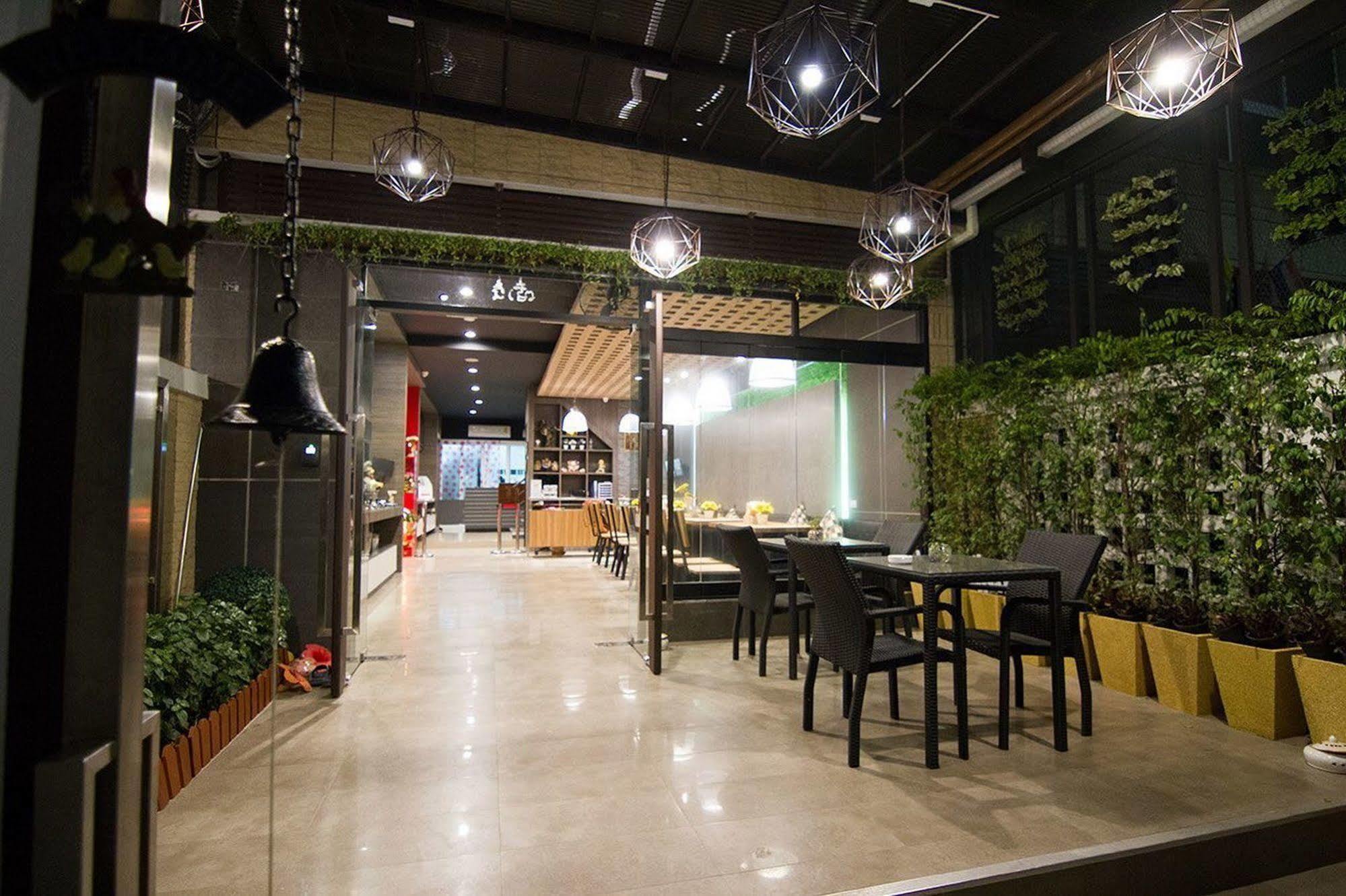D-Box Hostel Bangkok Exterior photo